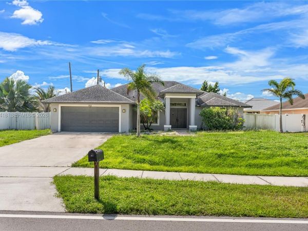 912 SW Paar Dr , Port St. Lucie, FL 34953