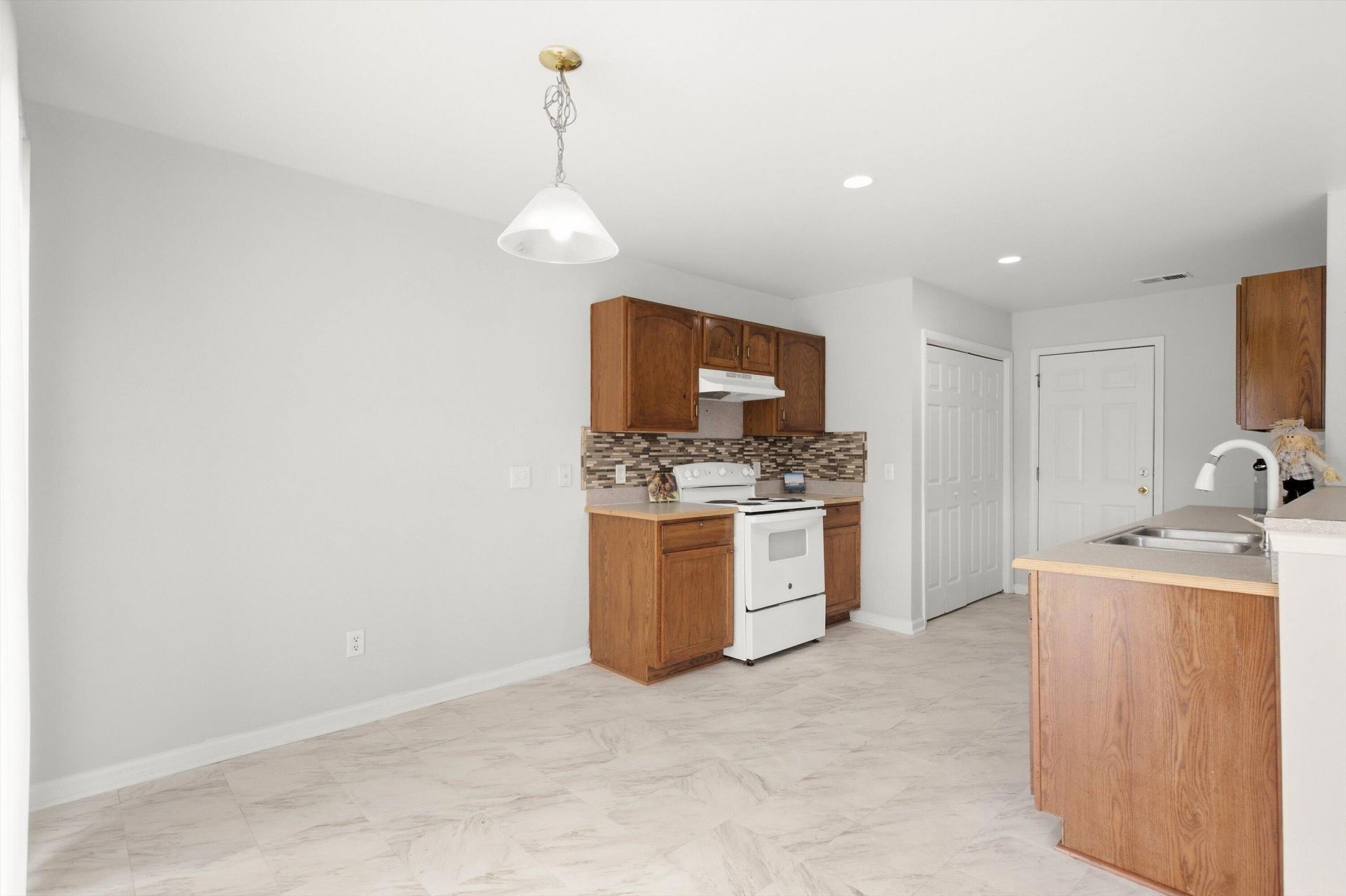 265 Avonshire Drive Photo 12