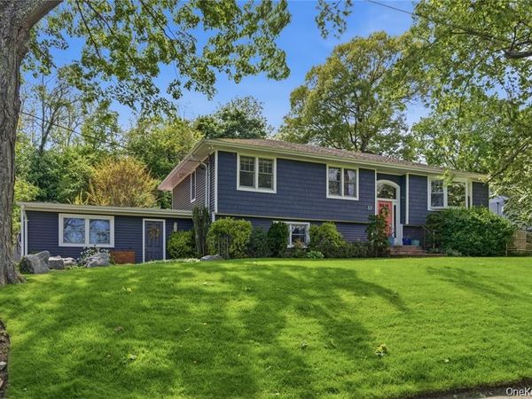 37 Mckay Rd , Huntington Station, NY 11746
