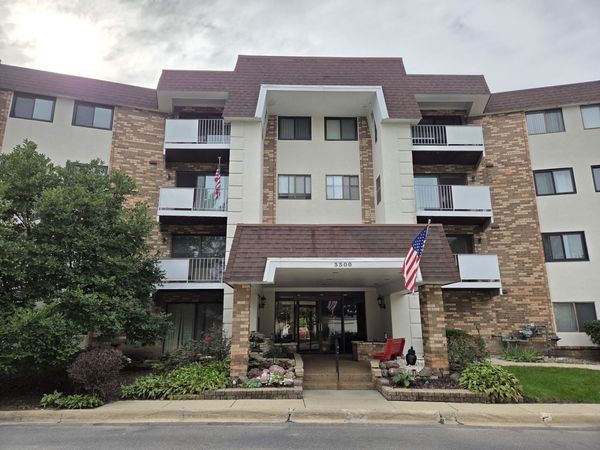 3300 N Carriageway Drive , Unit 211, Arlington Heights, IL 60004