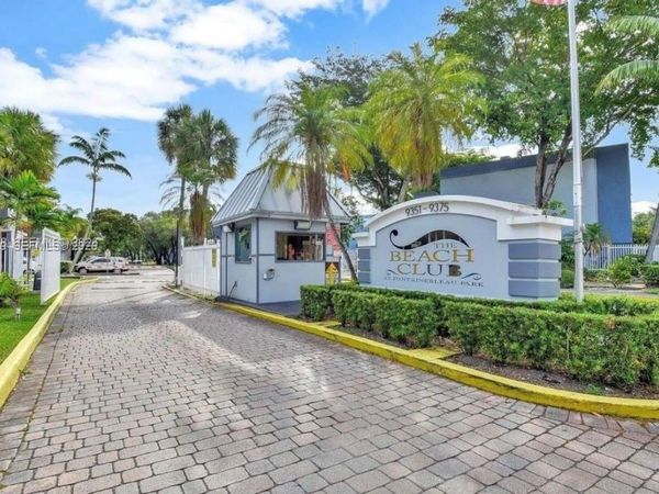 9371 Fontainebleau Blvd , Unit I220, Miami, FL 33172