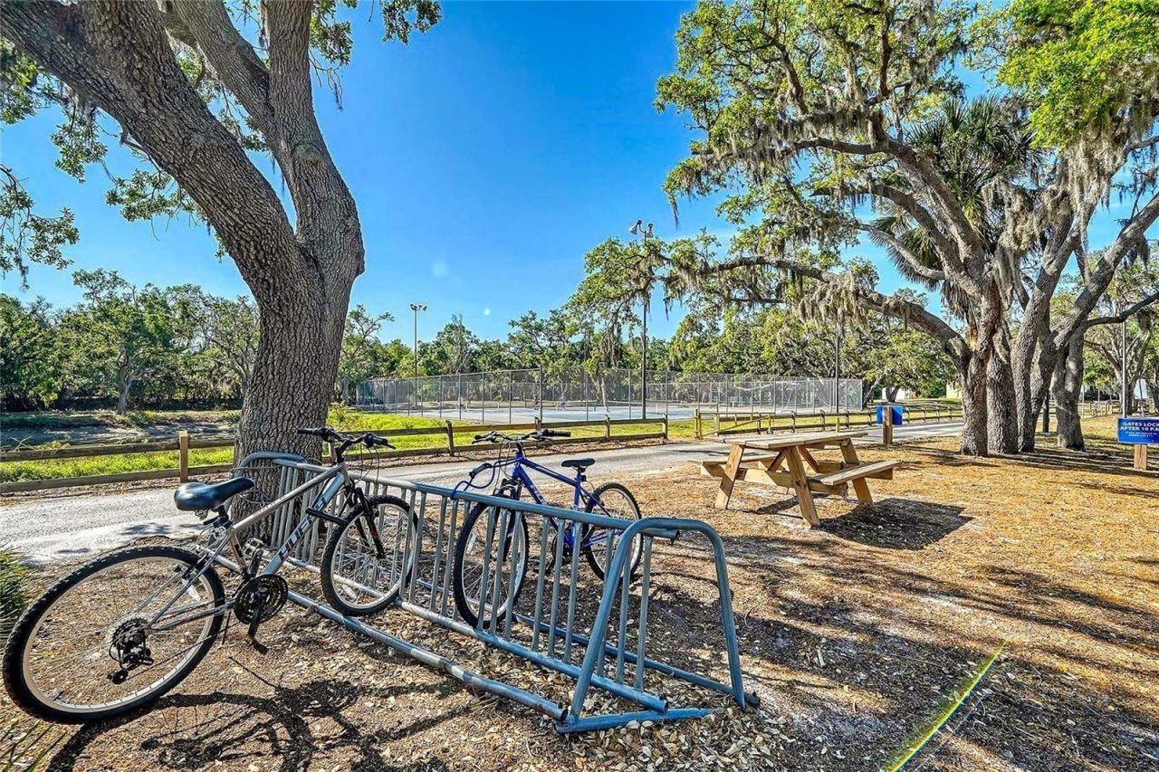 2475 Wood Oak Drive, Sarasota, FL 34232 Photo