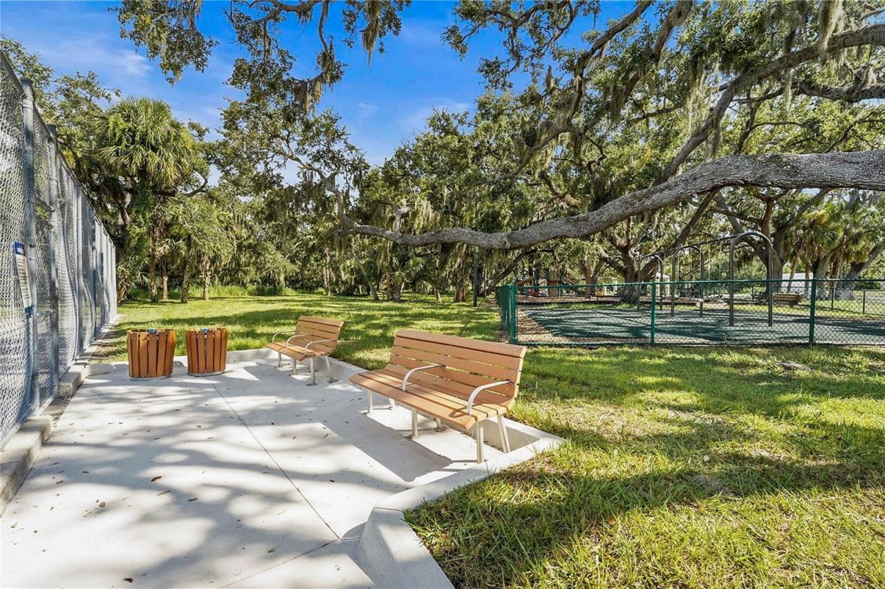 2475 Wood Oak Drive, Sarasota, FL 34232 Photo