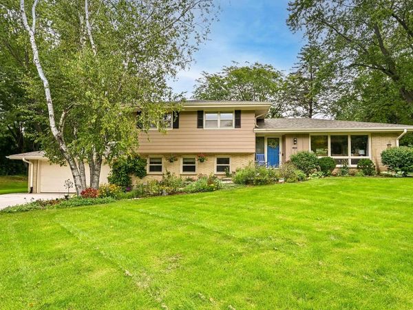 11938 N Ridgeway AVENUE, Mequon, WI 53097