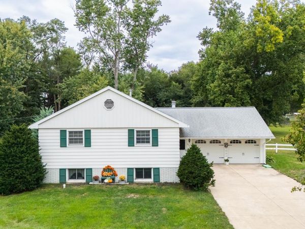 2723 DEVERON Circle, Pekin, IL 61554