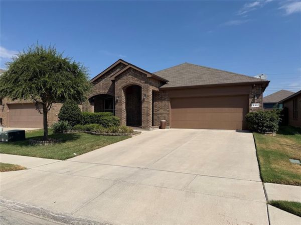 925 Meadow Scape Drive , Fort Worth, TX 76028