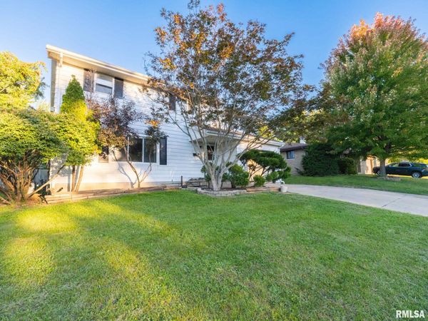 304 PARKWAY Lane, Pekin, IL 61554