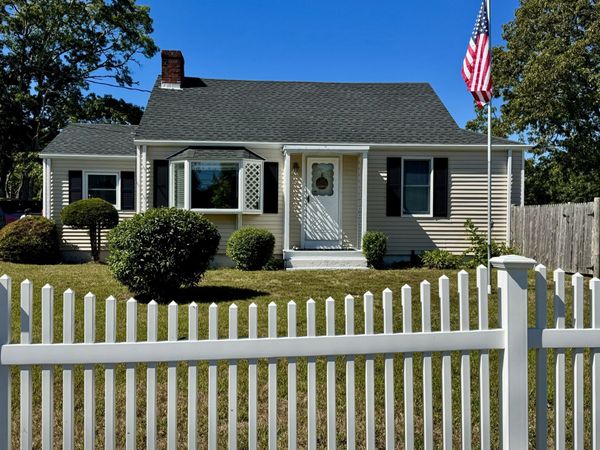 7 Queens Bay Ln, Bourne, MA 02532