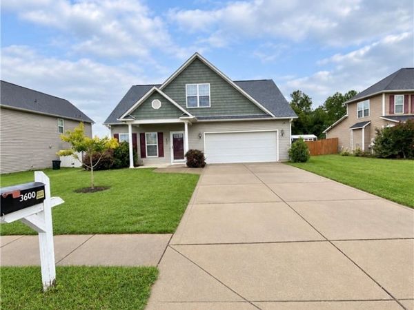 3600 Crosswinds Drive , Hope Mills, NC 28348