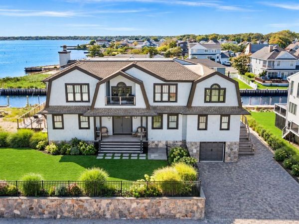 36 Shinnecock Road , East Quogue, NY 11942