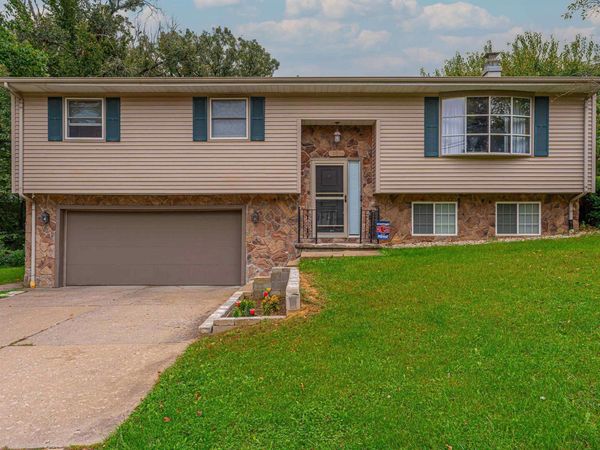 108 COUNTRY CLUB Drive, Pekin, IL 61554