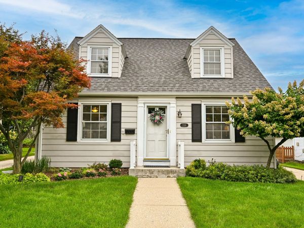 2336 N 82nd St, Wauwatosa, WI 53213