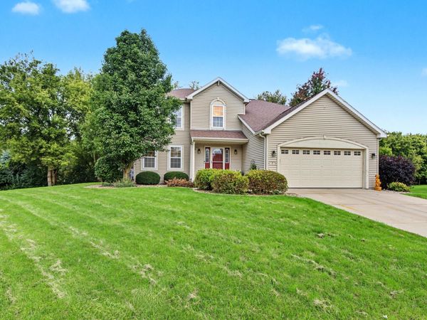 7 Woodridge Ln, Columbus, WI 53925