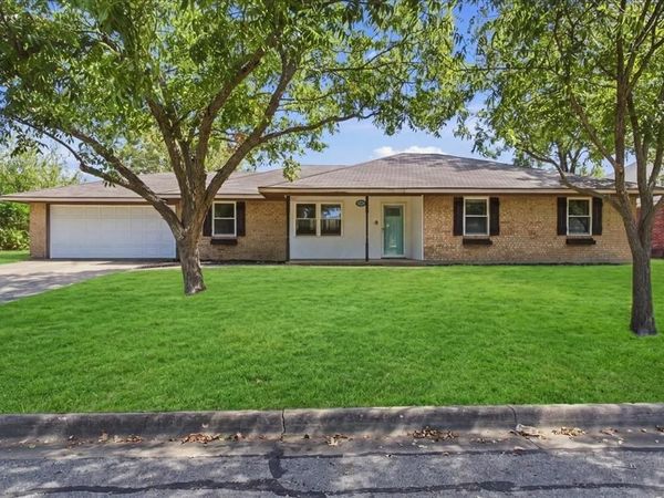 2108 N Village , Bonham, TX 75418