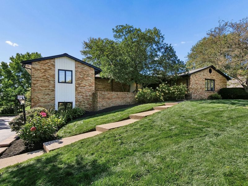 8039 Golfview Court, Columbus, OH 43235 Photo 2