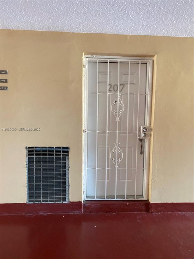 140 Royal Palm Rd , Unit 207, Hialeah Gardens, FL 33016 Photo