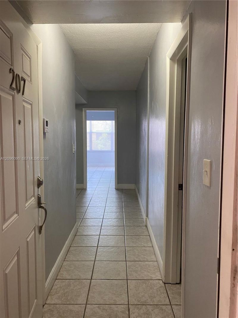 140 Royal Palm Rd , Unit 207, Hialeah Gardens, FL 33016 Photo