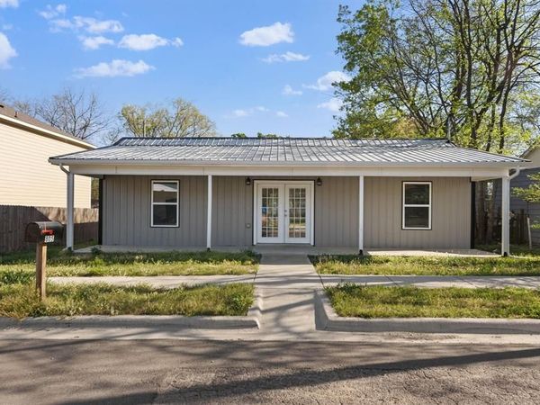 805 S 4th Street, Bonham, TX 75418