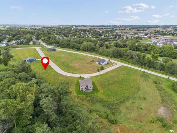 917 Riverstone Road , Clinton, IA 52732