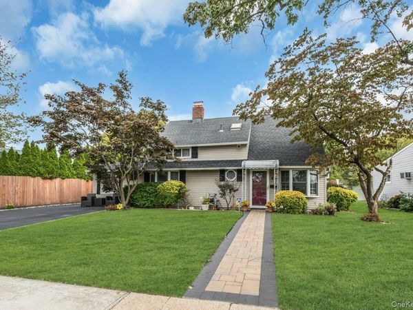 7 Eve Lane, Levittown, NY 11756