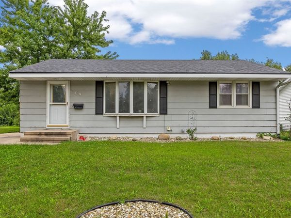 109 Marion Court , Hiawatha, IA 52233