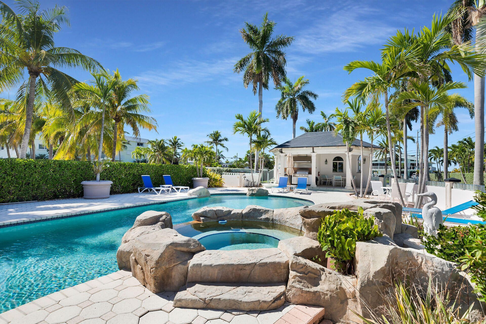 1025 W Ocean Drive, Unit 2 W, Key Colony, FL 33051 Photo