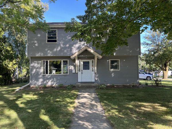 725 S Silverbrook DRIVE, West Bend, WI 53095