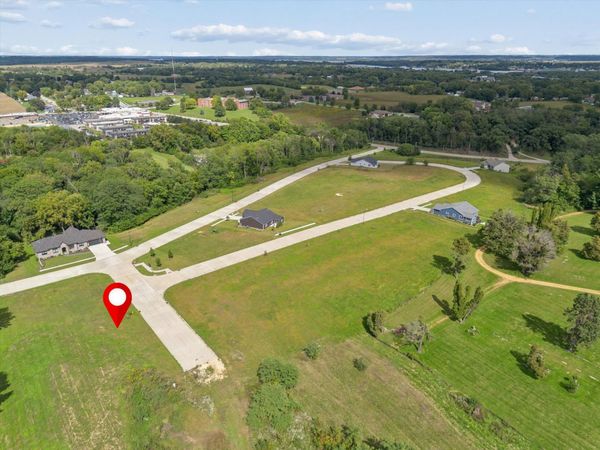 886 Riverstone Court , Clinton, IA 52732