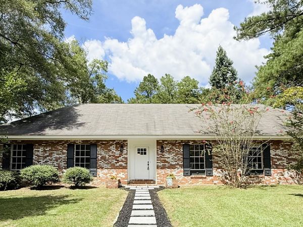 1800 Ridgewood Dr., Columbia, MS 39429