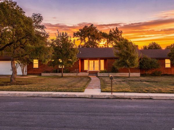 1106 W MAIN ST, Kerrville, TX 78028