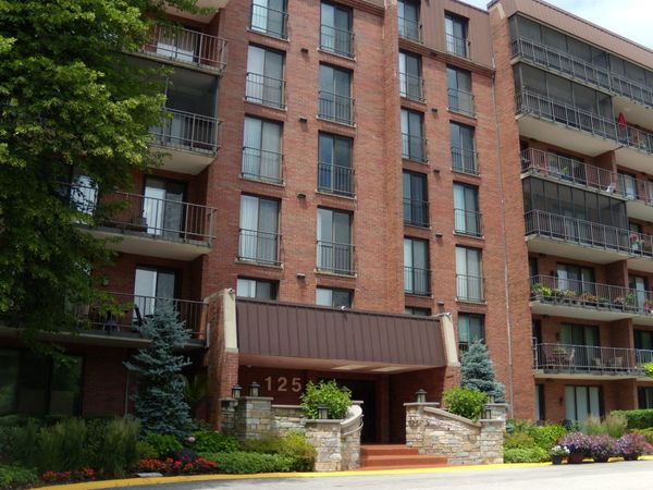 125 Acacia Circle, Unit 112, Indian Head Park, IL 60525