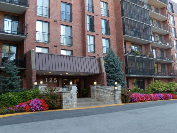 125 Acacia Circle, Unit 112, Indian Head Park, IL 60525