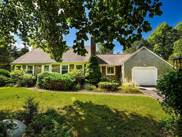 34 Bob White Ln, Falmouth, MA 02540