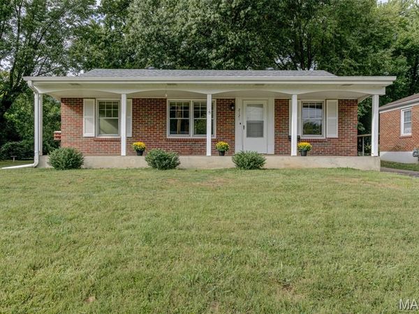 2121 Elm Street , St Charles, MO 63301