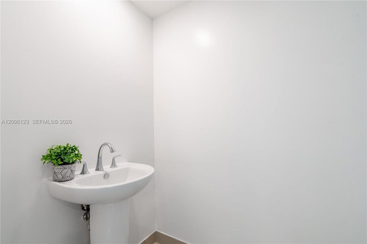 14951 Royal Oaks Ln, Unit 2008, North Miami, FL 33181 Photo