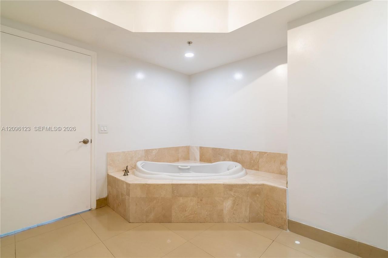 14951 Royal Oaks Ln, Unit 2008, North Miami, FL 33181 Photo