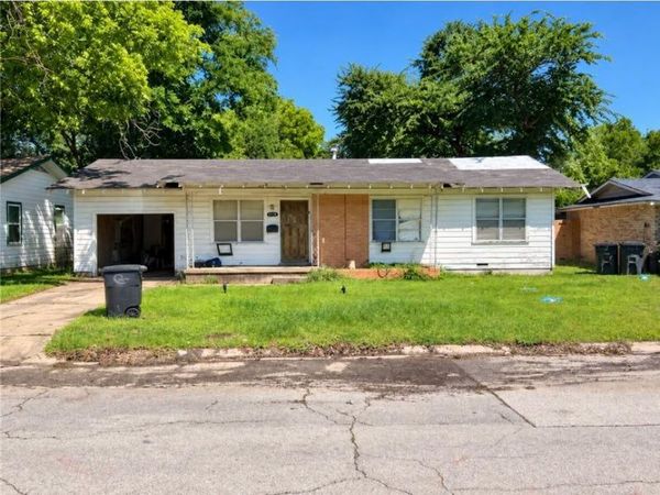 910 Euclid Street , Cleburne, TX 76033