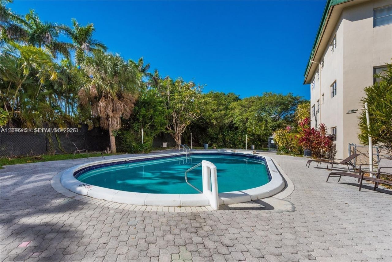 1450 Atlantic Shores Blvd , Unit 303, Hallandale Beach, FL 33009 Photo