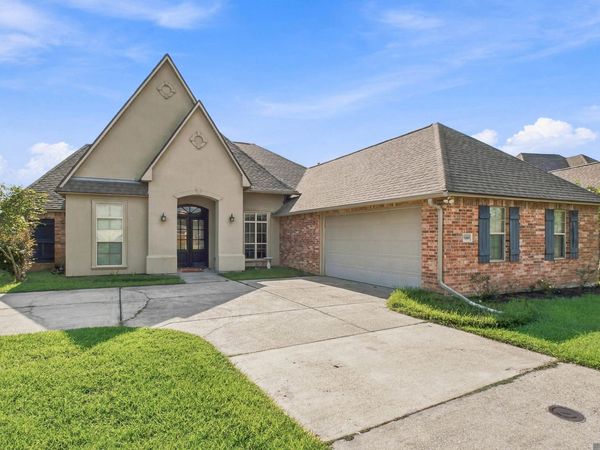 30889 Creek Valley Dr, Denham Springs, LA 70726