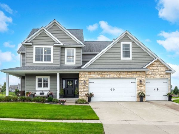 32 Blackstone Way , Le Claire, IA 52753