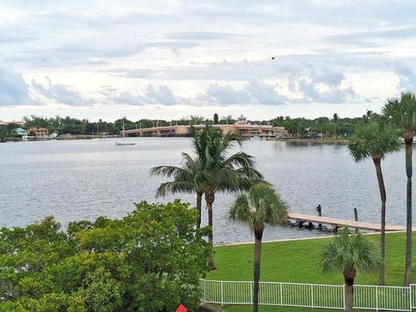 301 Croton Avenue, Unit 403, Lantana, FL 33462