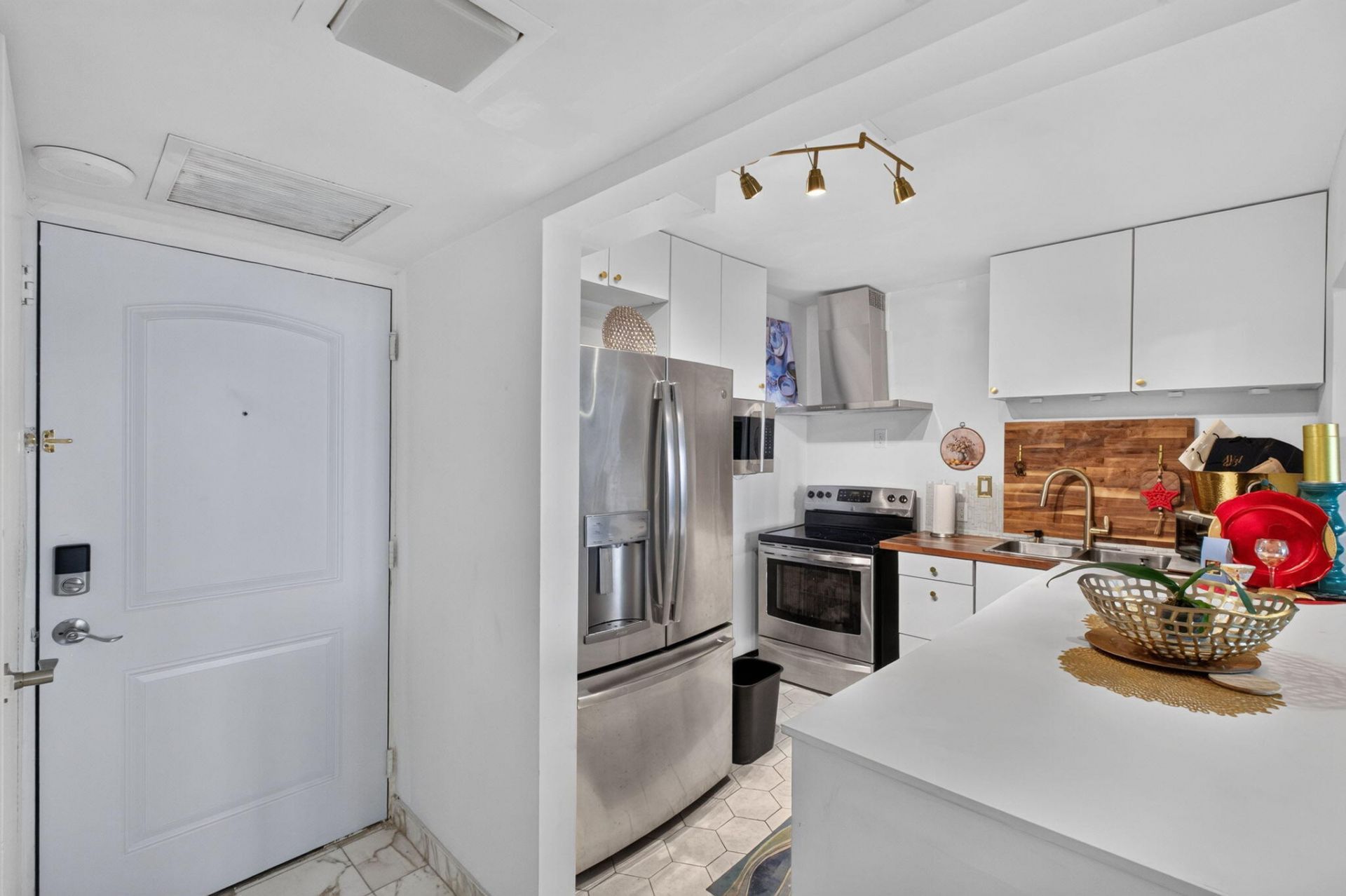 100 Bayview Drive, Unit 620, Sunny Isles Beach, FL 33160 Photo