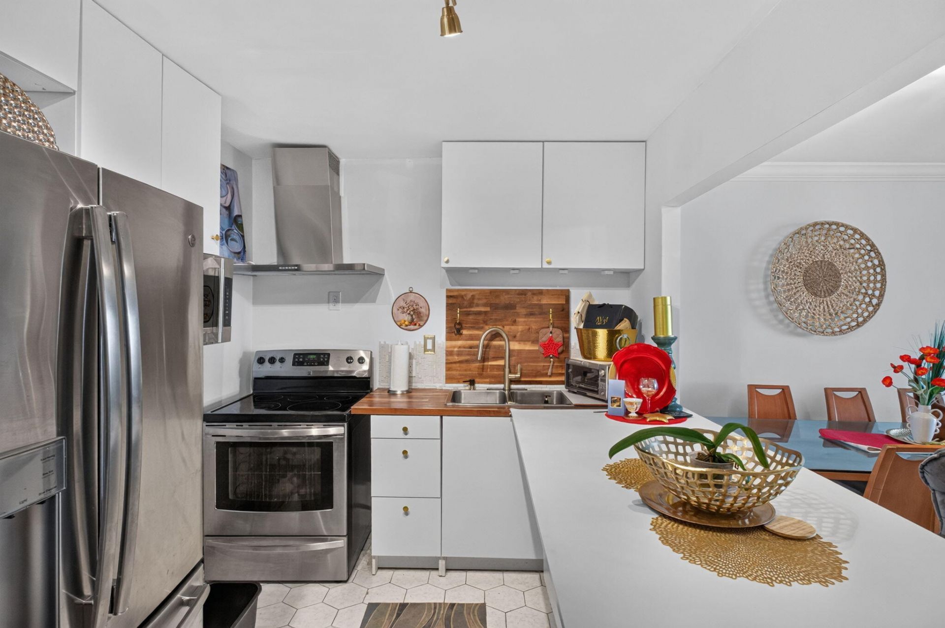 100 Bayview Drive, Unit 620, Sunny Isles Beach, FL 33160 Photo