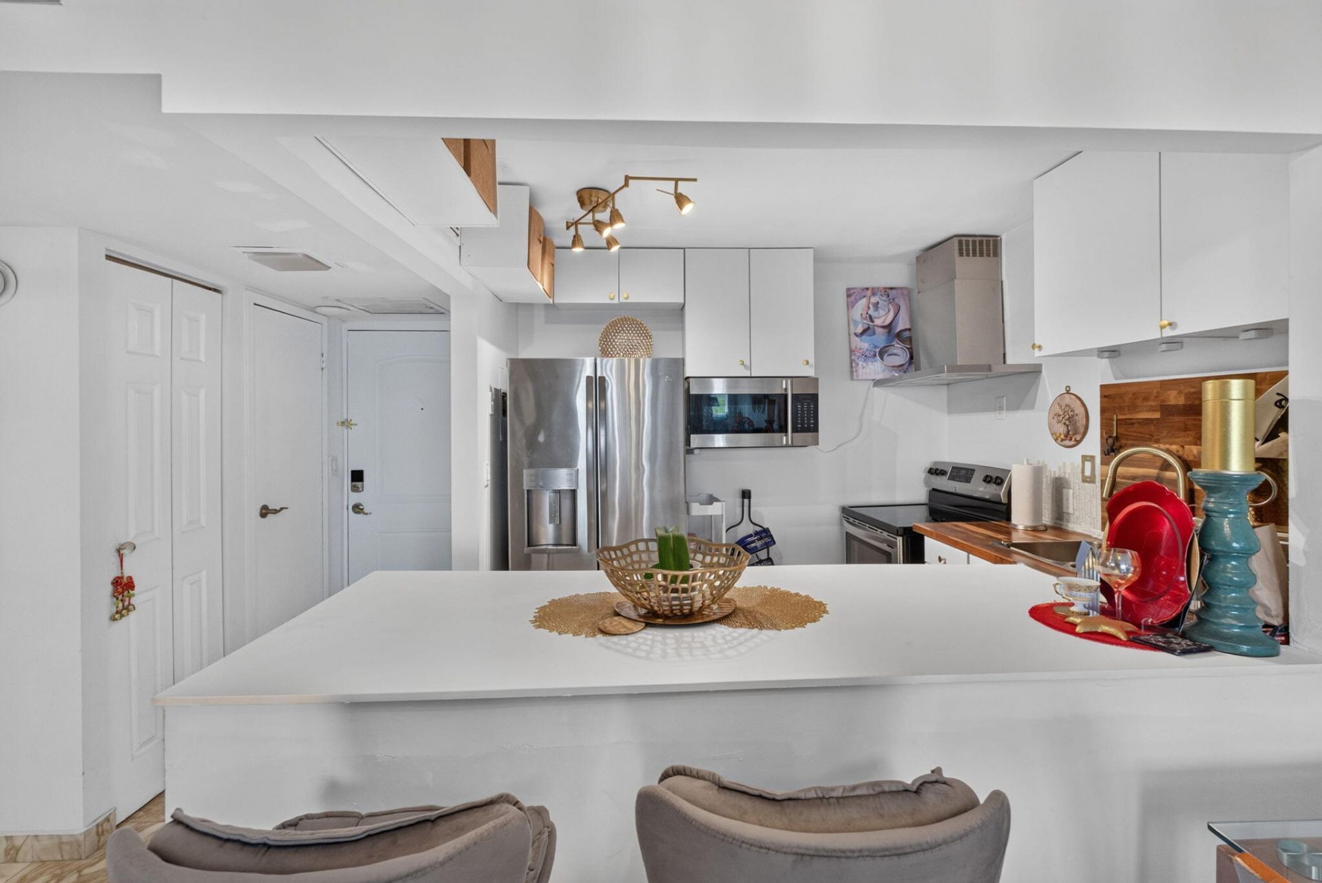 100 Bayview Drive, Unit 620, Sunny Isles Beach, FL 33160 Photo