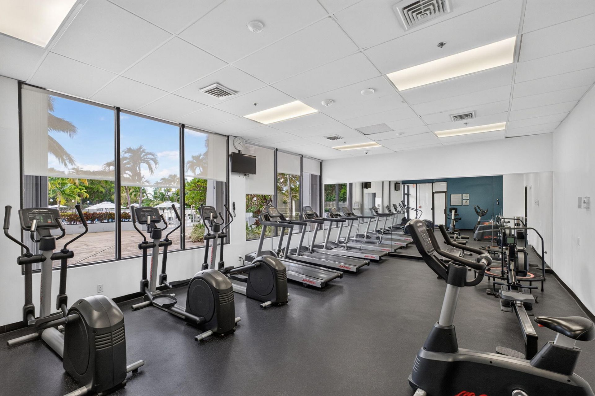 100 Bayview Drive, Unit 620, Sunny Isles Beach, FL 33160 Photo