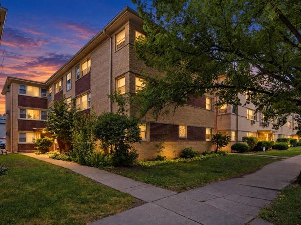 5547 W Higgins Avenue, Unit 2A, Chicago, IL 60630