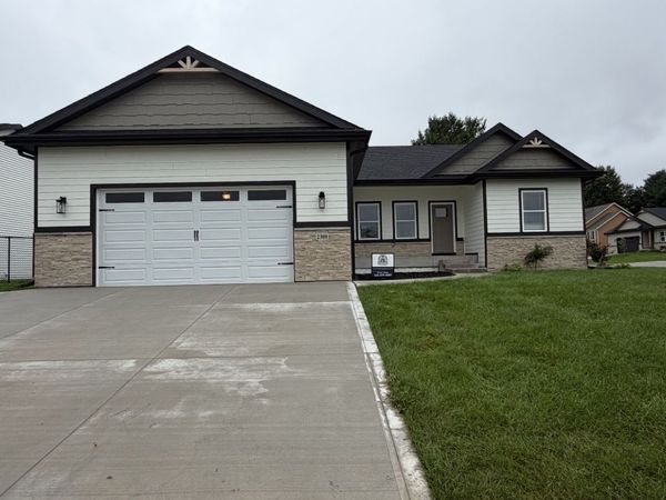 2301 N 8th Avenue E, Newton, IA 50208