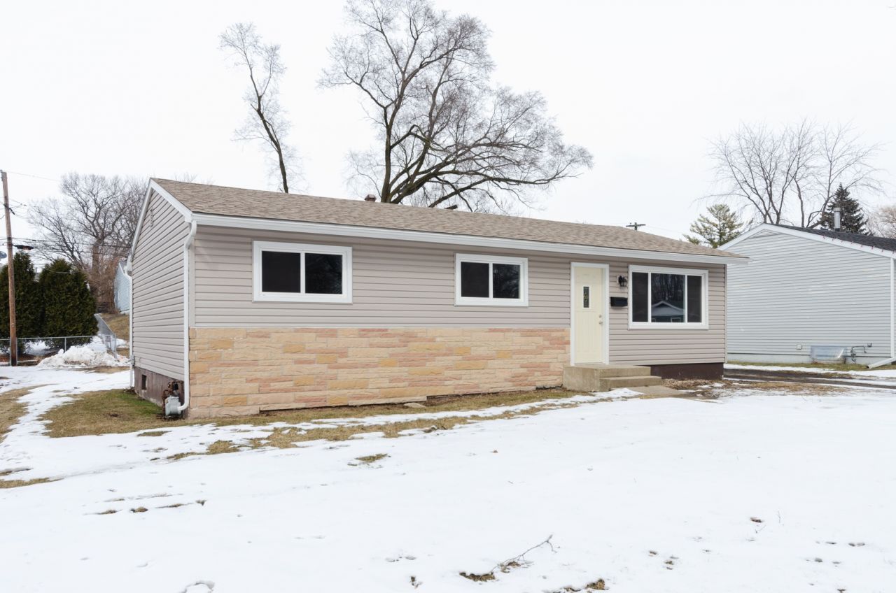 156 Terry Court, Woodstock, IL 60098 Main Photo