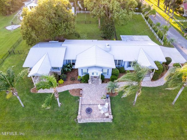 1 MAGNOLIA Avenue, Crescent City, FL 32112