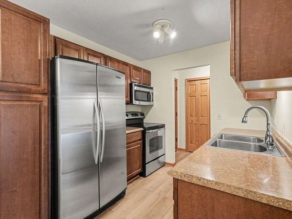 205 Barry Avenue S, Unit 207, Wayzata, MN 55391